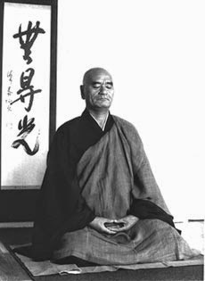 Maitre Taisen Deshimaru en méditation assise - Zazen