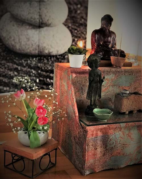 Autel avec statue de Bouddha et belles fleurs